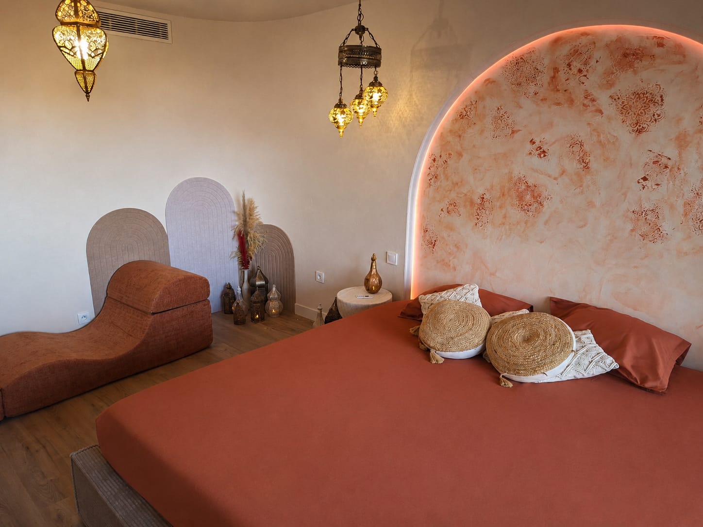 Lit king size, vue d'ensemble de la chambre