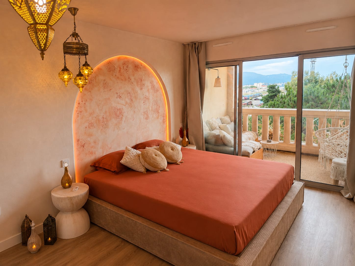 Lit king size sous une arche lumineuse, lanternes marocaines et vue mer — Secret d'Orient Cannes
